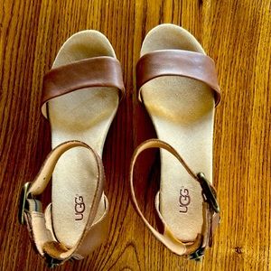 New Ugg Zoe Wedge Sandal cognac color